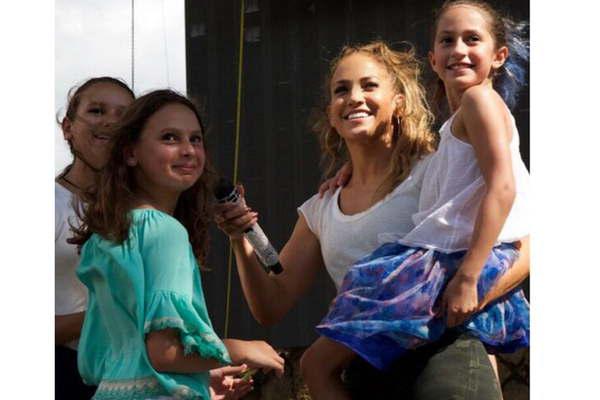 Jennifer Loacutepez tiene familia ensamblada  