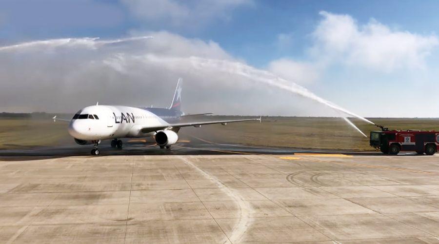 Los arcos de agua al avión de Latam en Las Termas (Captura video lagacetacomar)