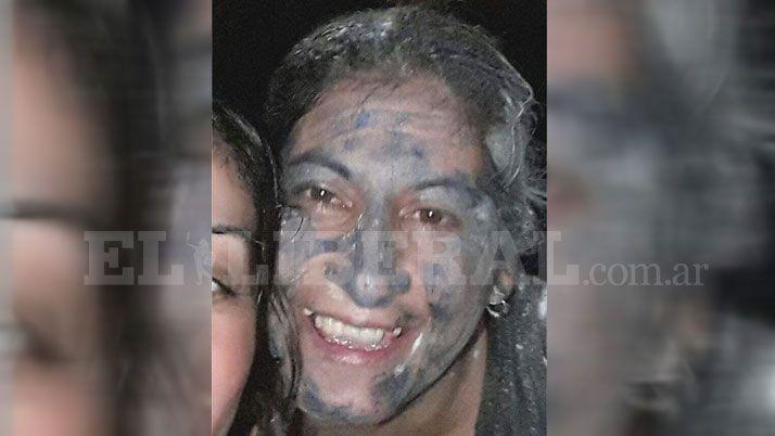 Asesinoacute de tres puntildealadas a su esposa y le dejoacute incrustada el arma blanca en su pecho