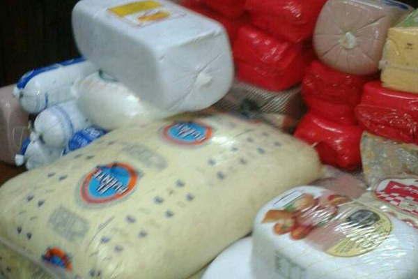 Realizan decomiso de comestibles en una despensa y fiambreriacutea