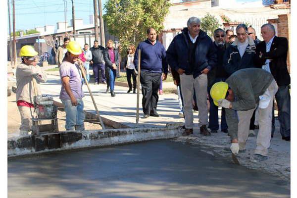 Infante supervisoacute las obras  de 23 cuadras de pavimento  en el barrio Mariano Moreno