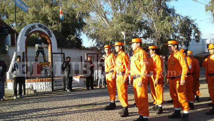 Bomberos bandentildeos festejan su diacutea con actividades