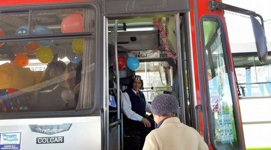 Un chofer celebroacute su cumpleantildeos en pleno colectivo