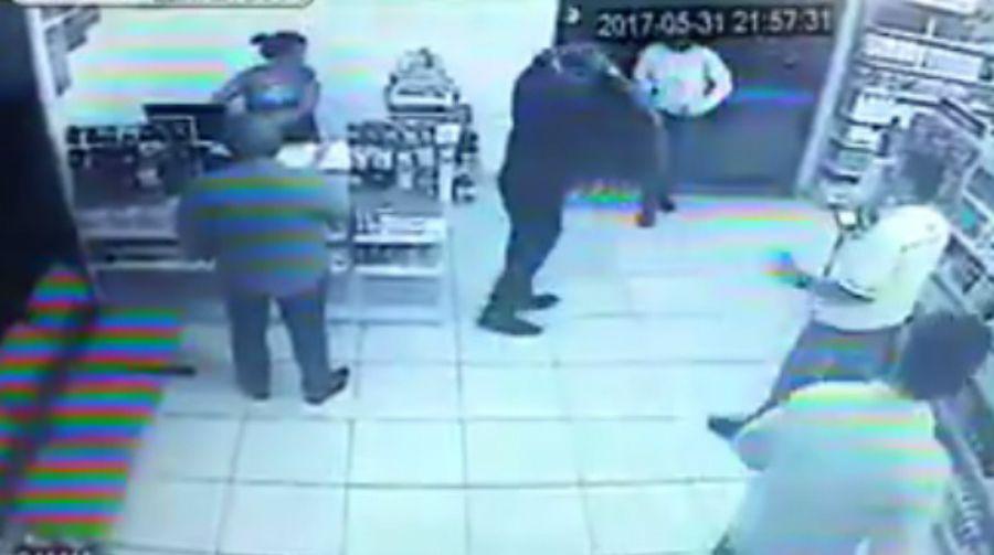 Intentoacute robar una farmacia y estaba lleno de policiacuteas