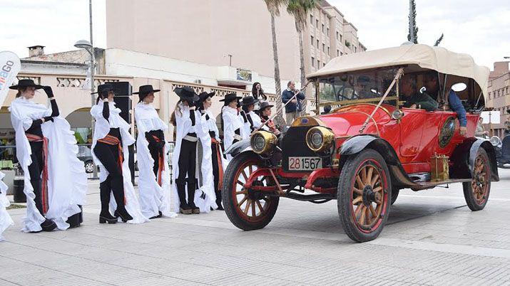 Desfile de autos antiguos en Las Termas
