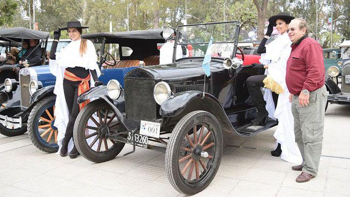 Desfile de autos antiguos en Las Termas