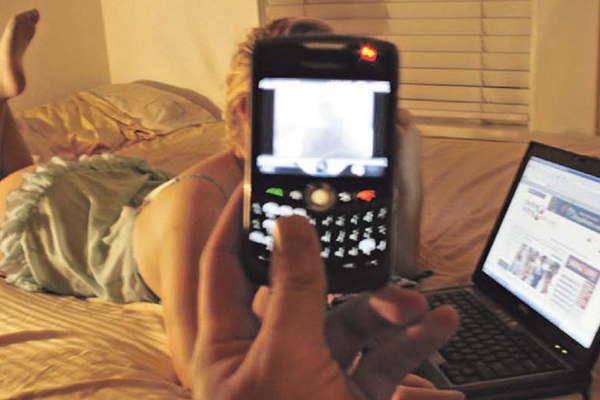 Ella lo dejoacute y eacutel despechado se vengoacute enviaacutendole fotos hot al grupo de WhatsApp