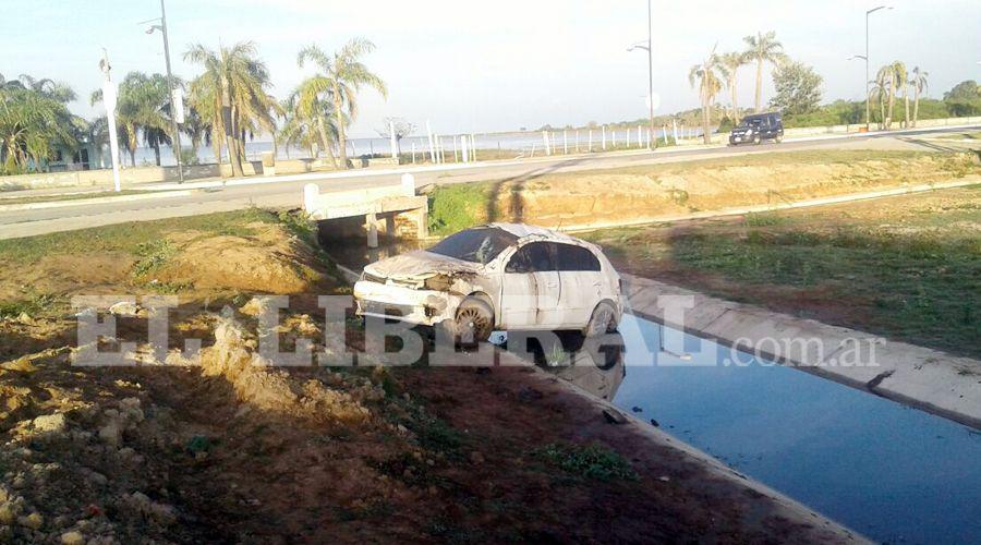 Perdioacute el control de su auto volcoacute y termino en una alcantarilla