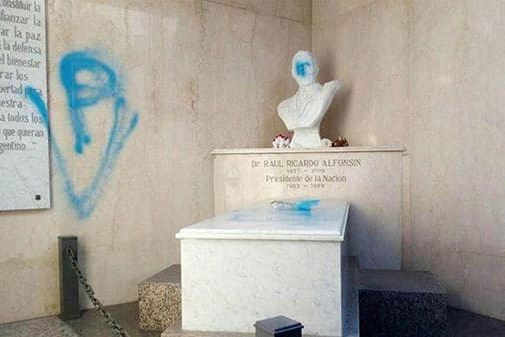 Desconocidos atacaron la tumba del ex presidente Ra�l Alfonsín