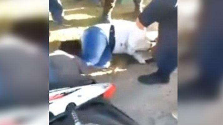 VIDEO Tiraron al piso a una mujer por 72 pesos y les dieron una paliza