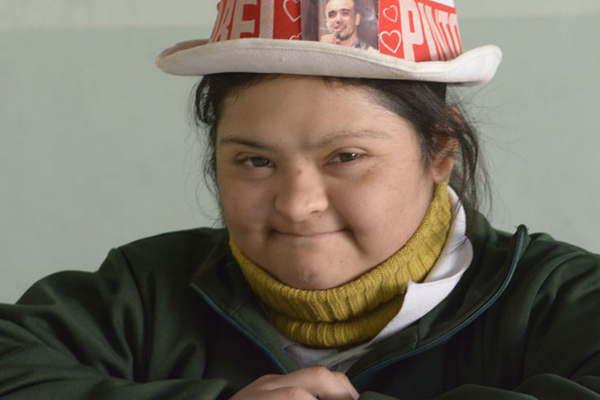 La pasioacuten abelera que se multiplicoacute en los compantildeeros de Adriana Garnica