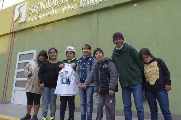 Nintildeos y joacutevenes de un centro terapeacuteutico quieren cumplir su suentildeo- que Abel Pintos los visite