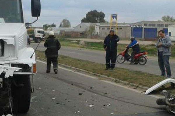 Motociclista fallecioacute tras chocar con un camioacuten  y agonizar varias horas