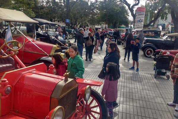 Los autos antiguos son la atraccioacuten del fin de semana en Las Termas