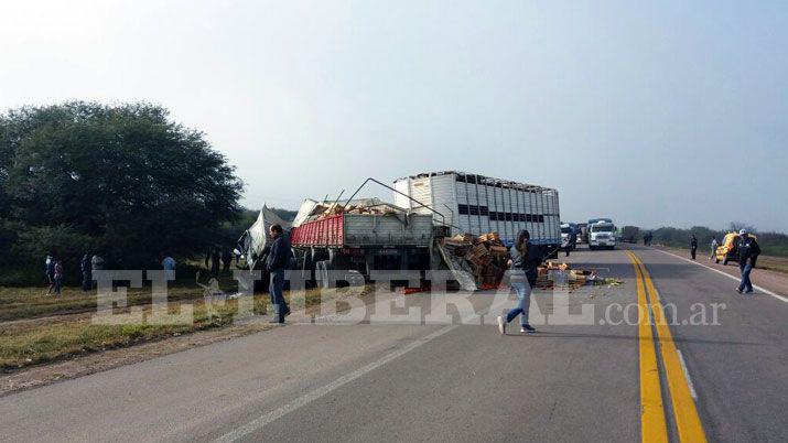 Un muerto y tres heridos en fuerte choque entre camiones en Colonia Dora