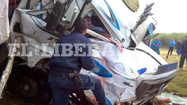 Un muerto y tres heridos en fuerte choque entre camiones en Colonia Dora