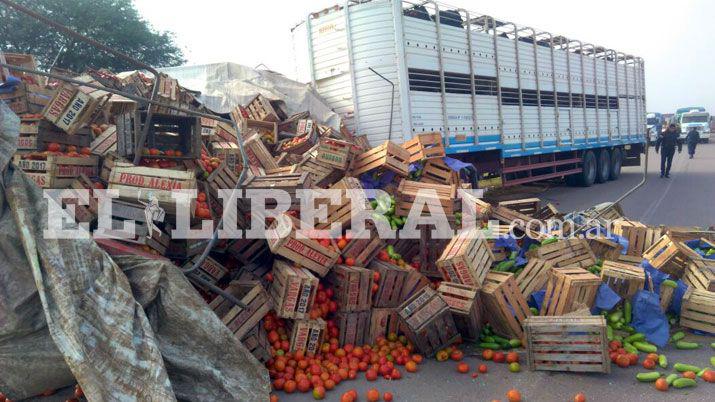 Un muerto y tres heridos en fuerte choque entre camiones en Colonia Dora