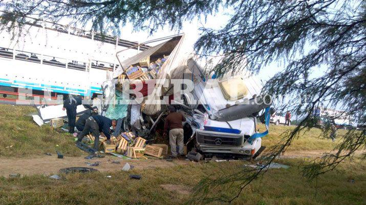 Un muerto y tres heridos en fuerte choque entre camiones en Colonia Dora