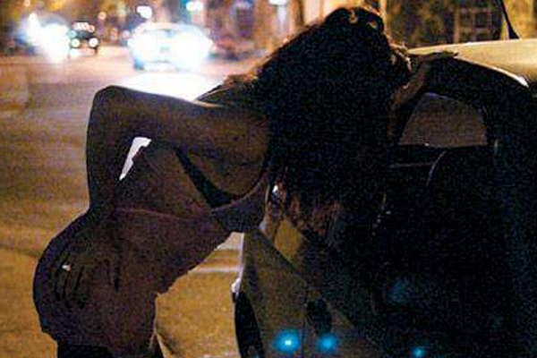 Mujer obligaba a su hija  de 15 antildeos a prostituirse  y ella haciacutea caja