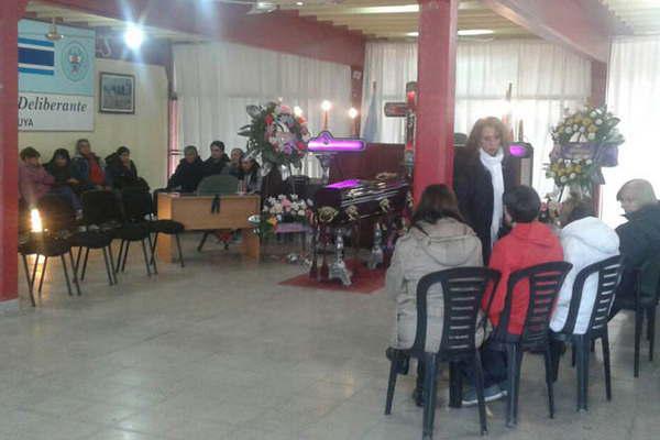 Devastador uacuteltimo adioacutes a las tres viacutectimas fatales antildeatuyenses del accidente en Viacutelmer