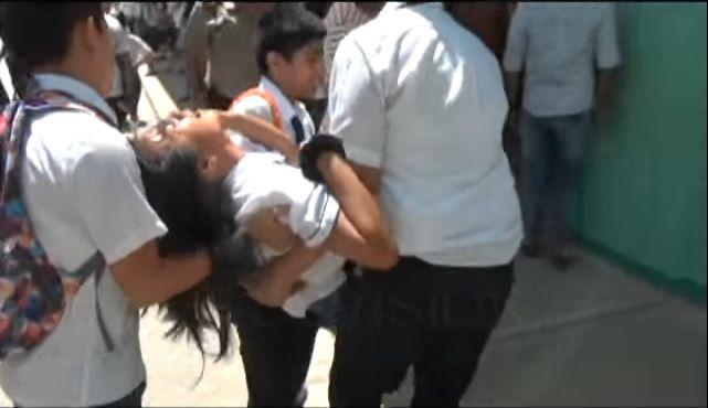 Estudiantes poseiacutedos por demonios convulsionan gritan y se desmayan en la escuela