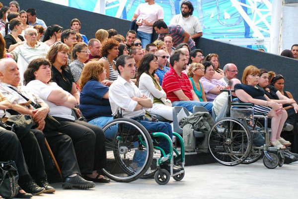 Santiaguentildeos de 65 antildeos que cobran pensioacuten por invalidez tendraacuten un aumento de 640