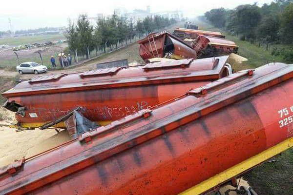 Descarriloacute un tren cerca de Friacuteas cargado con soja y 18 vagones se salieron de las viacuteas