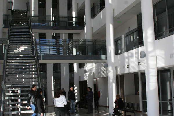 Una mujer induciacutea a su hija de 12 antildeos a un triacuteo sexual con su padrastro