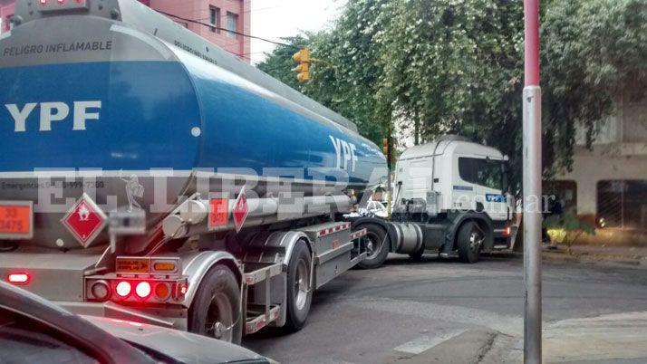Caos vehiacutecular por un camioacuten cisterna con combustible que ingresoacute a microcentro
