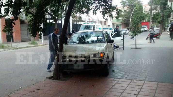 Se quedó sin frenos y chocó un rbol en pleno centro