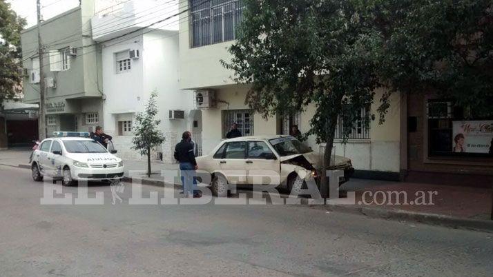 Se quedoacute sin frenos y chocoacute un aacuterbol en pleno centro