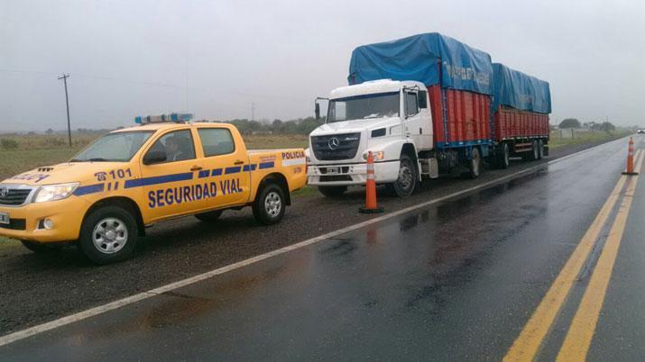 Detienen a menor que se escapaba de su padre adoptivo con un camionero