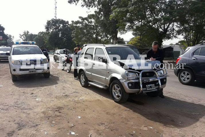 Violento choque de camionetas dejoacute solo dantildeos materiales