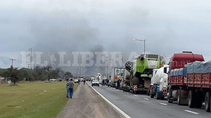 Feriantes cortan la Ruta 9 y protestan contra el Gobierno nacional