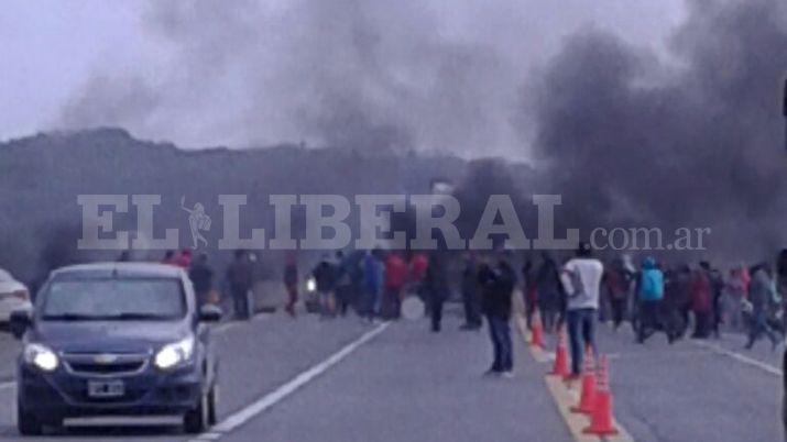 Feriantes cortan la Ruta 9 y protestan contra el Gobierno nacional