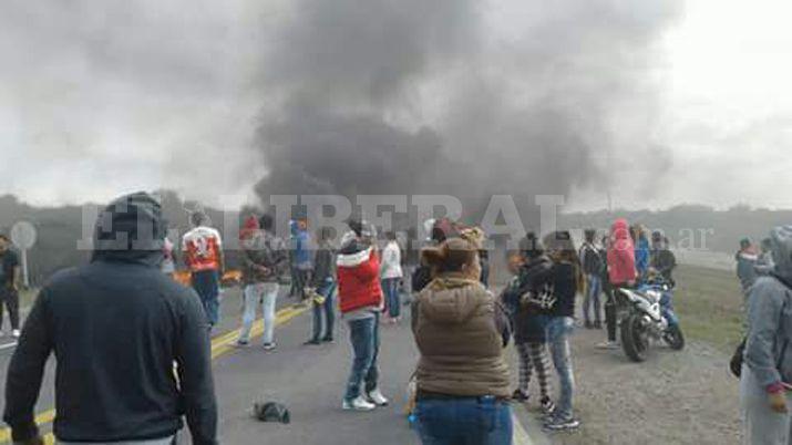 Feriantes cortan la Ruta 9 y protestan contra el Gobierno nacional