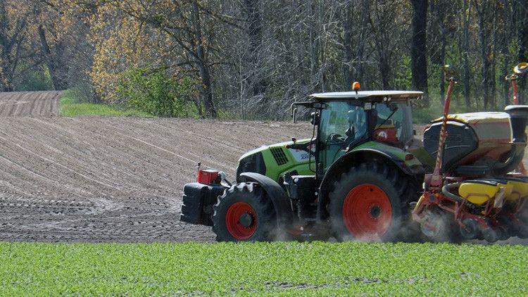 Insoacutelito- Un perro puso en marcha un tractor y matoacute a su duentildeo