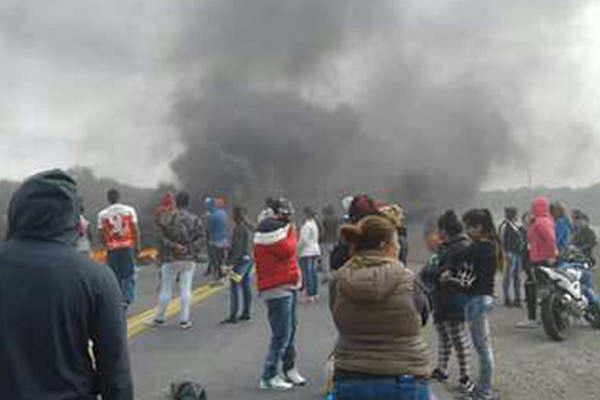 Feriantes termenses cortaron la Ruta 9 en protesta  por los operativos ordenados por el gobierno nacional 