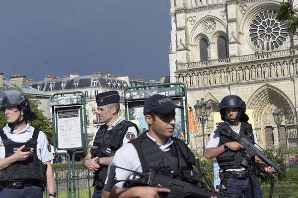 Al grito de esto es por Siria  un hombre atacoacute a un policiacutea  en la catedral de Nocirctre Dame