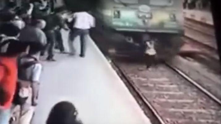 VIDEO  Se distrajo con los auriculares y el tren se la llevoacute por delante