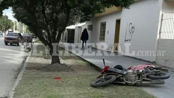 Frías- menor sufrió quebraduras al chocar su moto con un auto