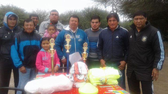 Entregan elementos al club Defensores Unidos