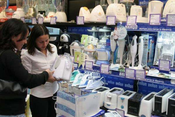 La inflacioacuten fue 13-en-porciento- en mayo llegoacute a 24-en-porciento- interanual y se preveacute mejoras en consumo desde julio