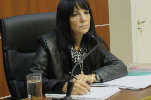 Encerroacute a su mujer y la amenazoacute con matarla a puntildealadas