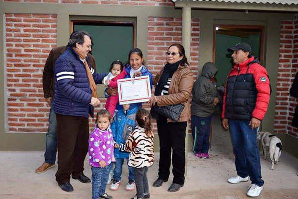 Varias familias de  Mili recibieron sus viviendas sociales