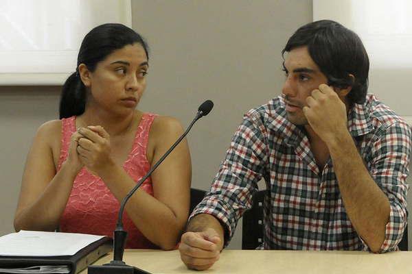 En furioso triacuteo la ex recibioacute un palo de escoba en la cabeza y acaboacute en hospital