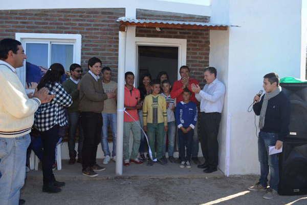 Beneficiaron con viviendas sociales  a familias de parajes del sur provincial