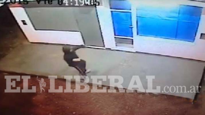 Entraron a robar en una heladeriacutea y uno terminoacute detenido