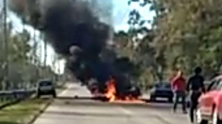 Video  Una moto derrapoacute y se incendioacute en plena autopista