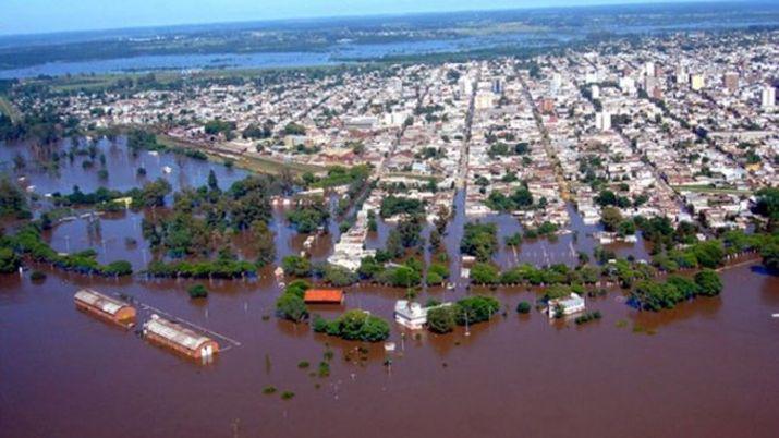 Maacutes de 3 mil personas fueron evacuadas por la crecida del riacuteo Uruguay